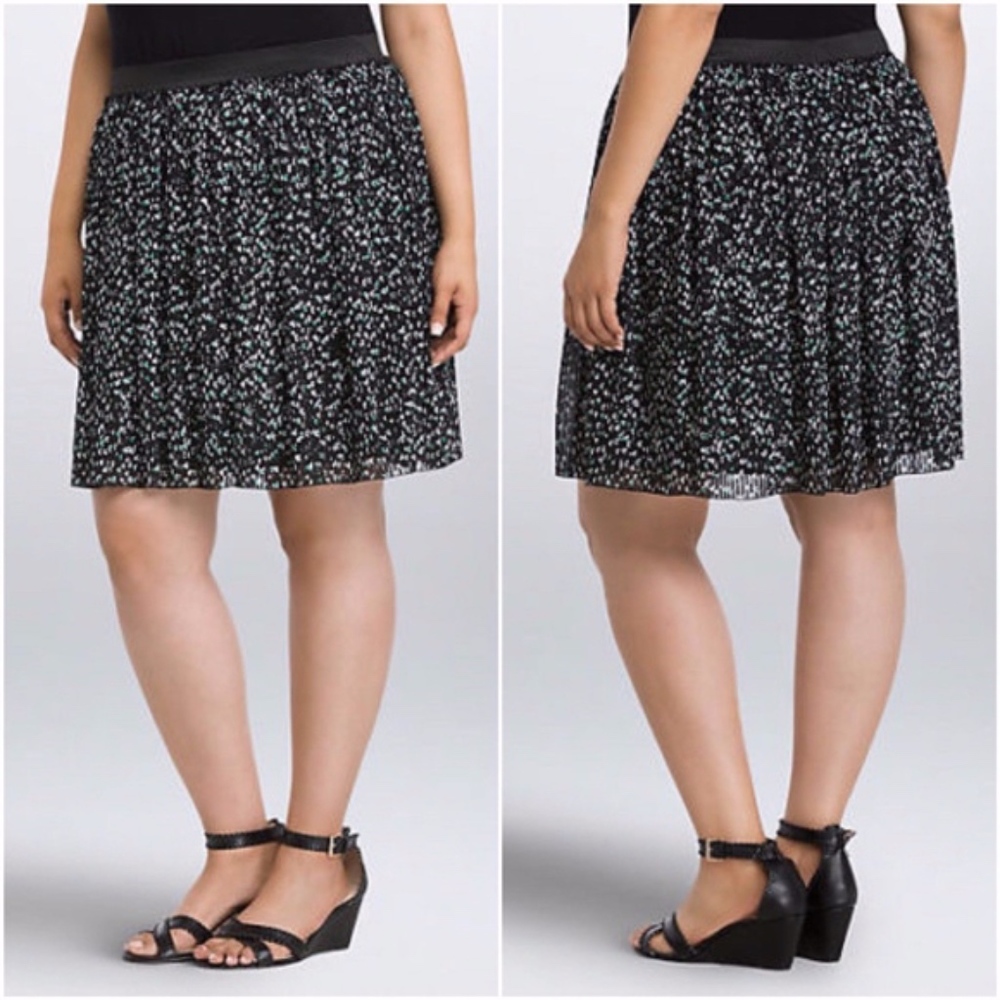 Torrid Black White Heart Print Pleated Mini Skirt